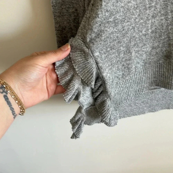 Anthropologie Postmark gray soft knit Ruffle Hem Side Split Sweater top sz Small - Picture 5 of 7